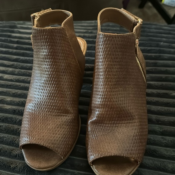 8.5M BareTraps ❤️ Brown Bootie EUC - Picture 1 of 5